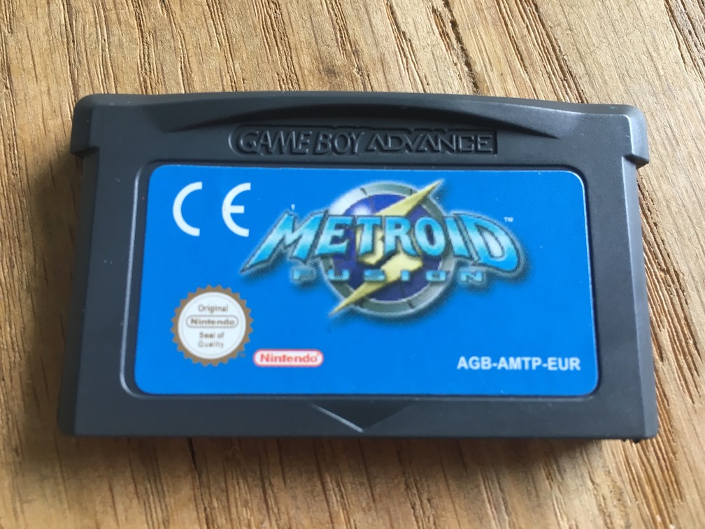 A picture of Metroid Fusion for GBA showing that the logo on the cart is fuzzy